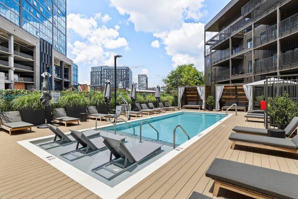Skyline View, Pool, Gym, Balcony'S, Walk To Bway! Apartment แนชวิลล์ ภายนอก รูปภาพ