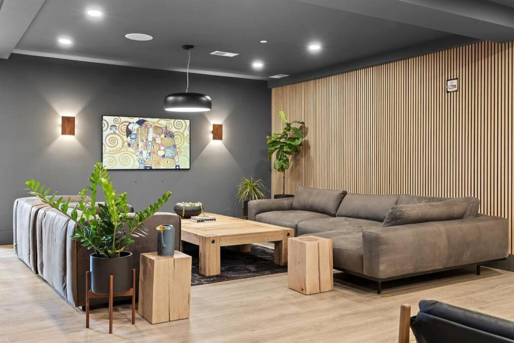 Skyline View, Pool, Gym, Balcony'S, Walk To Bway! Apartment แนชวิลล์ ภายนอก รูปภาพ